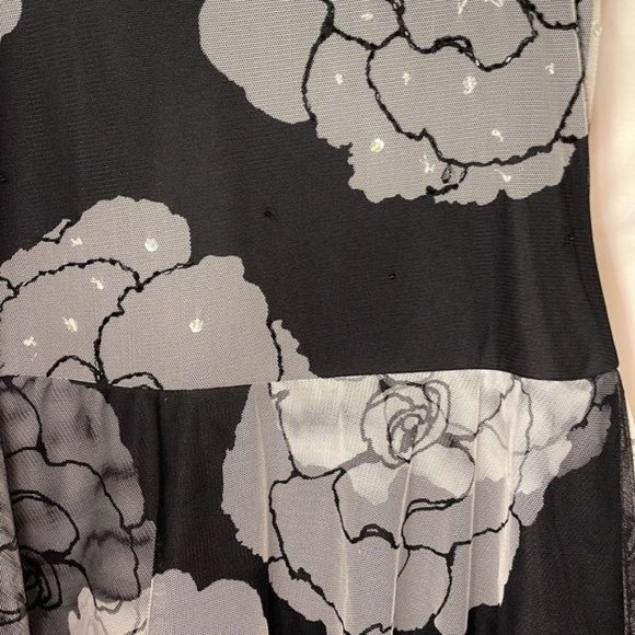 BCBG Max‎ Azaria black & white floral beaded dress Size 4 Pre-Owned - Picture 6 of 11